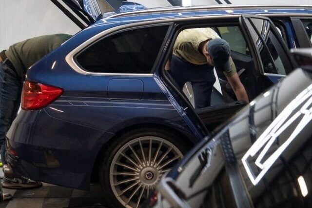 Detailing specialisten reinigen zorgvuldig het interieur en exterieur van een luxe blauwe BMW stationwagen bij Jame Detail.