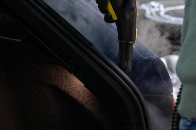 Professionele stoomreiniging van het interieur van een auto voor grondige en hygiënische schoonmaak bij Jame Detail.